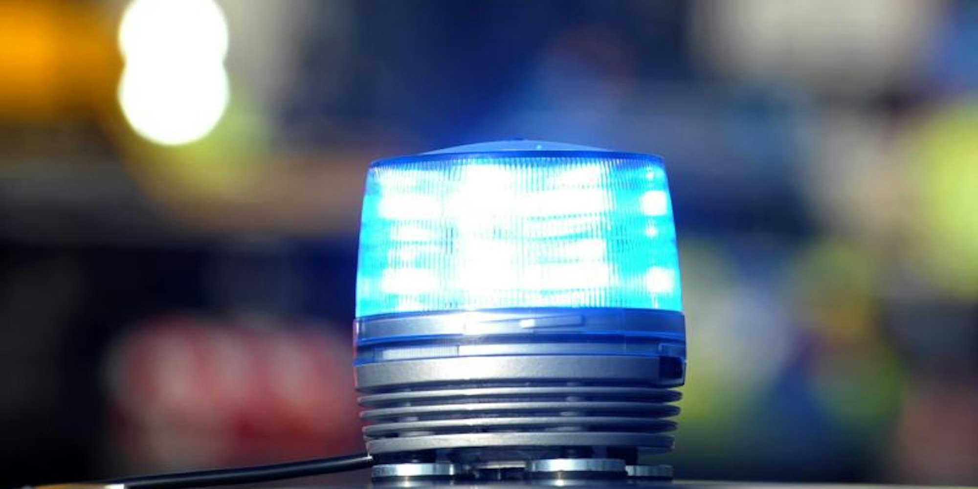 Das Blaulicht eines Streifenwagens der Polizei leuchtet (Symbolbild).