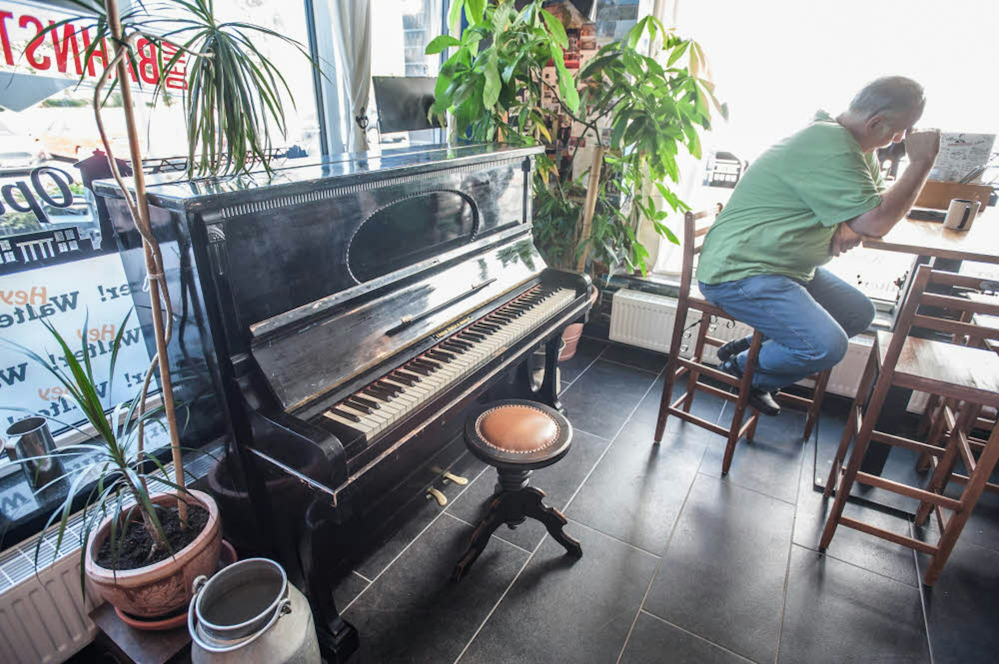 Das alte Klavier hat Walter Alejandro di Cara von der Tante einer Freundin, das Mobiliar hat er teils selbst zusammengebaut.