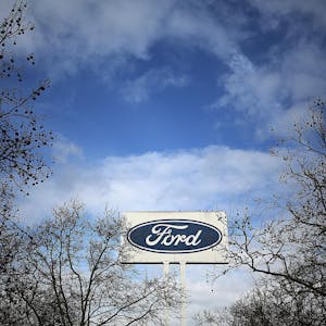 Ford Logo Köln dpa