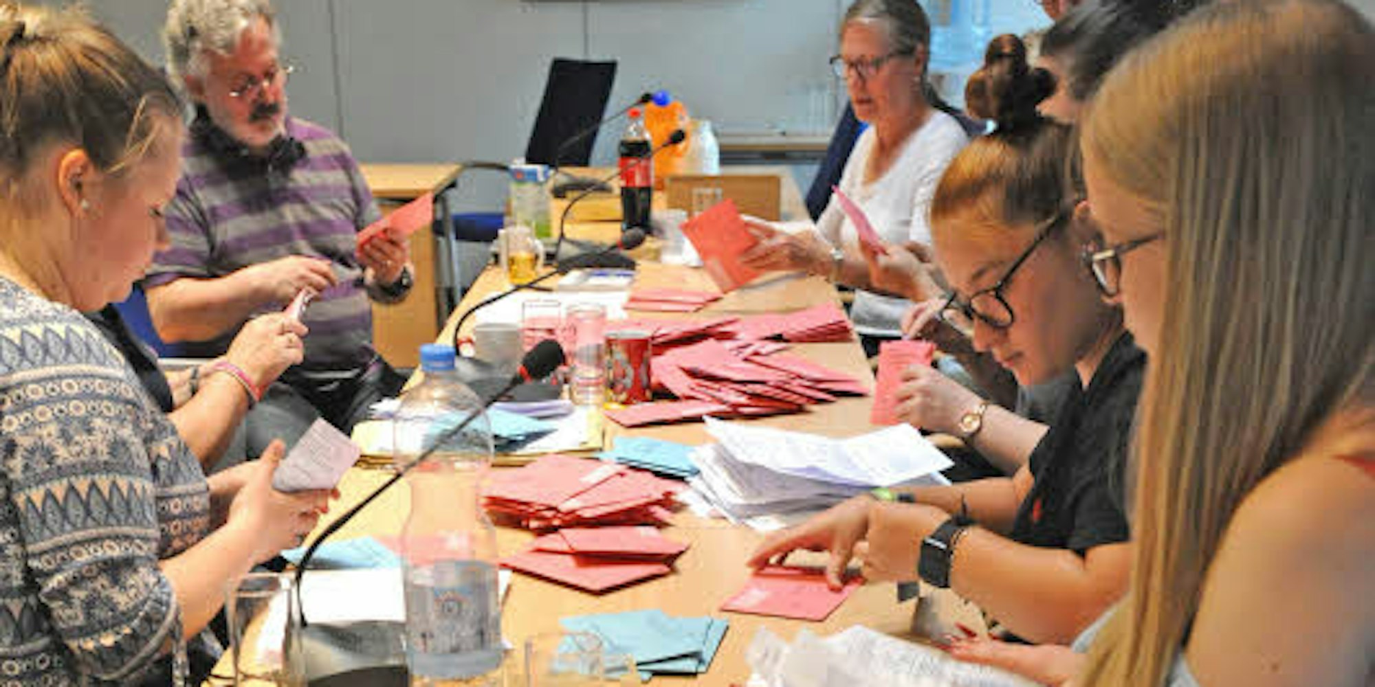 28 freiwillige Helfer der vier Briefwahl-Vorstände waren im Leichlinger Ratssaal schon ab 13 Uhr konzentriert mit dem Öffnen und Vorsortieren der roten Briefumschläge beschäftigt.