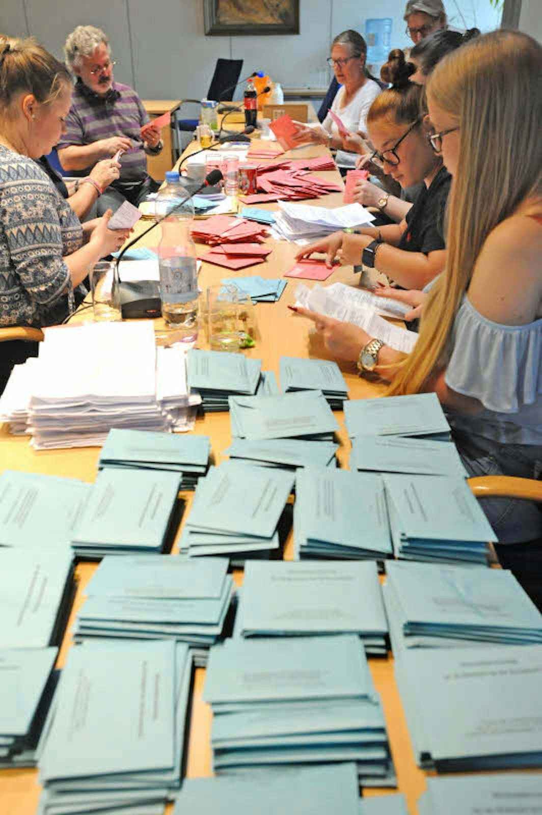28 freiwillige Helfer der vier Briefwahl-Vorstände waren im Leichlinger Ratssaal schon ab 13 Uhr konzentriert mit dem Öffnen und Vorsortieren der roten Briefumschläge beschäftigt.