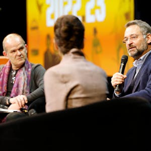 Entspannter Plausch: Hein Mulders und François-Xavier Roth im Gespräch mit Moderatorin Sabine Weber.