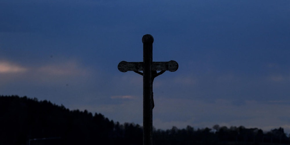 Düsseldorf: Frau errichtet Kreuz im Garten, aber das darf sie nicht