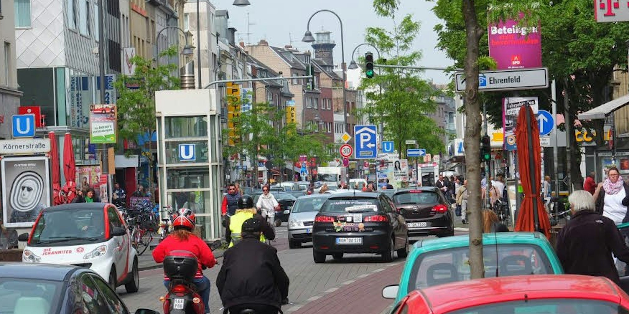 Die Venloer Straße spielt als Verkehrsader und als Geschäftszentrum in Ehrenfeld die Hauptrolle.