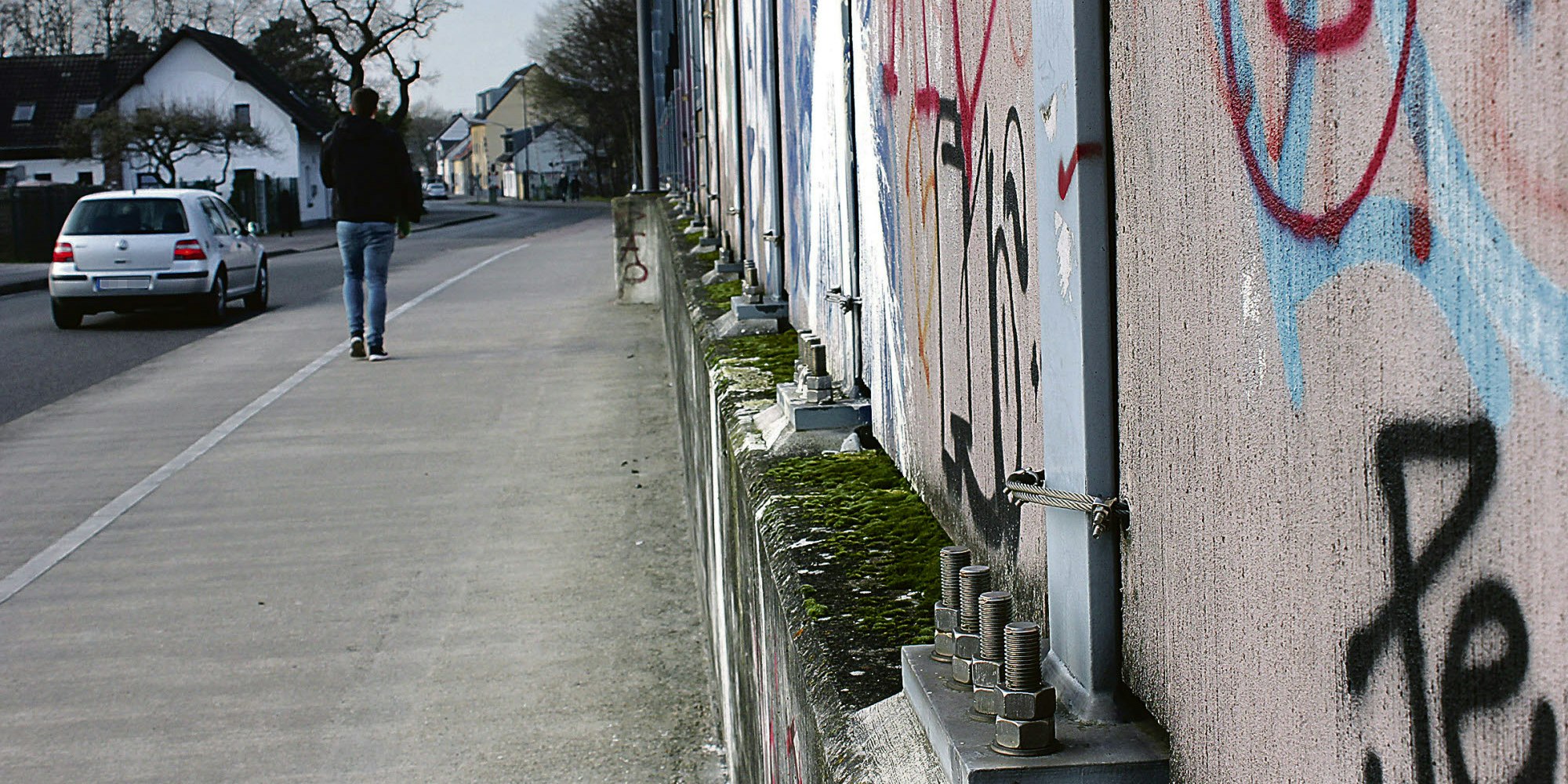 Moos und Graffiti bestimmen das Aussehen der Brücke.