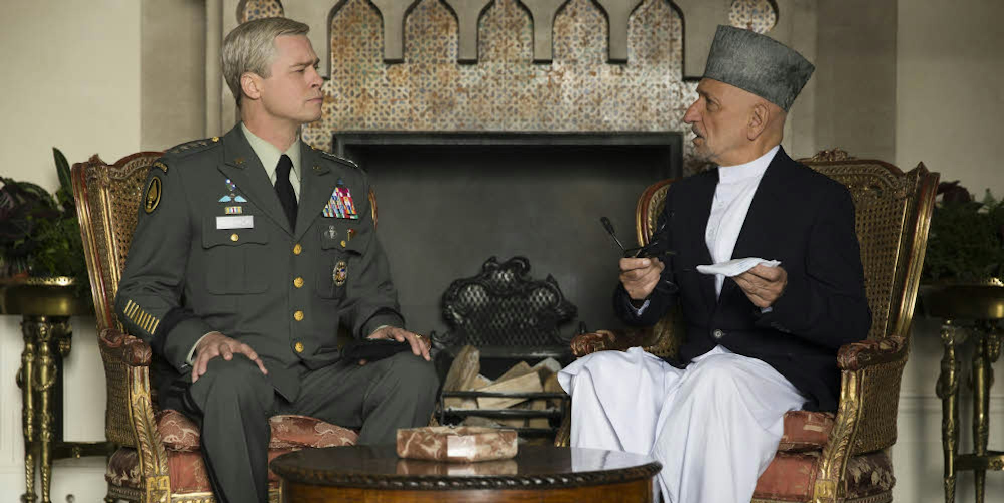 Brad Pitt (l.) und Ben Kingsley spielen in der Netflix-Eigenproduktion „War Machine“ mit.
