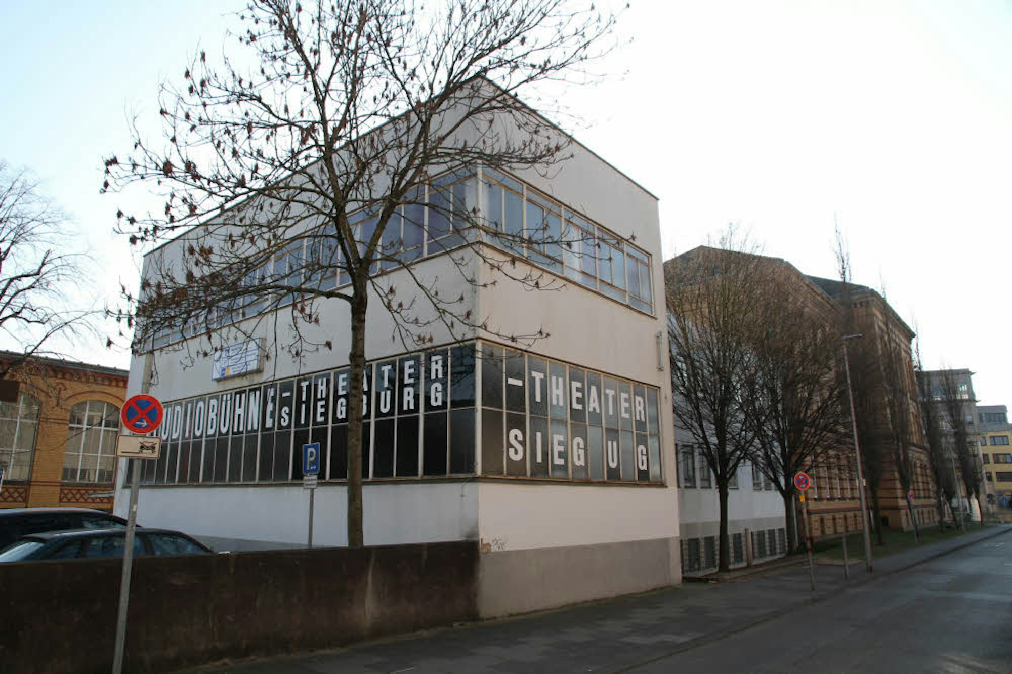 Der Anbau aus den 30er-Jahren, in dem die Studiobühne beheimatet ist, gilt als architektonisch wertvoller Zeuge der Bauhaus-Ära.