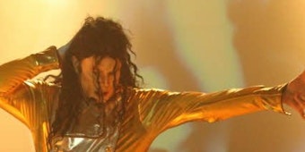Star-Imitator Sascha Pazdera überzeugte die Fans mit seiner Performance und seiner Stimme während der „Michael Jackson Tribute Show“. (Foto: Röder)