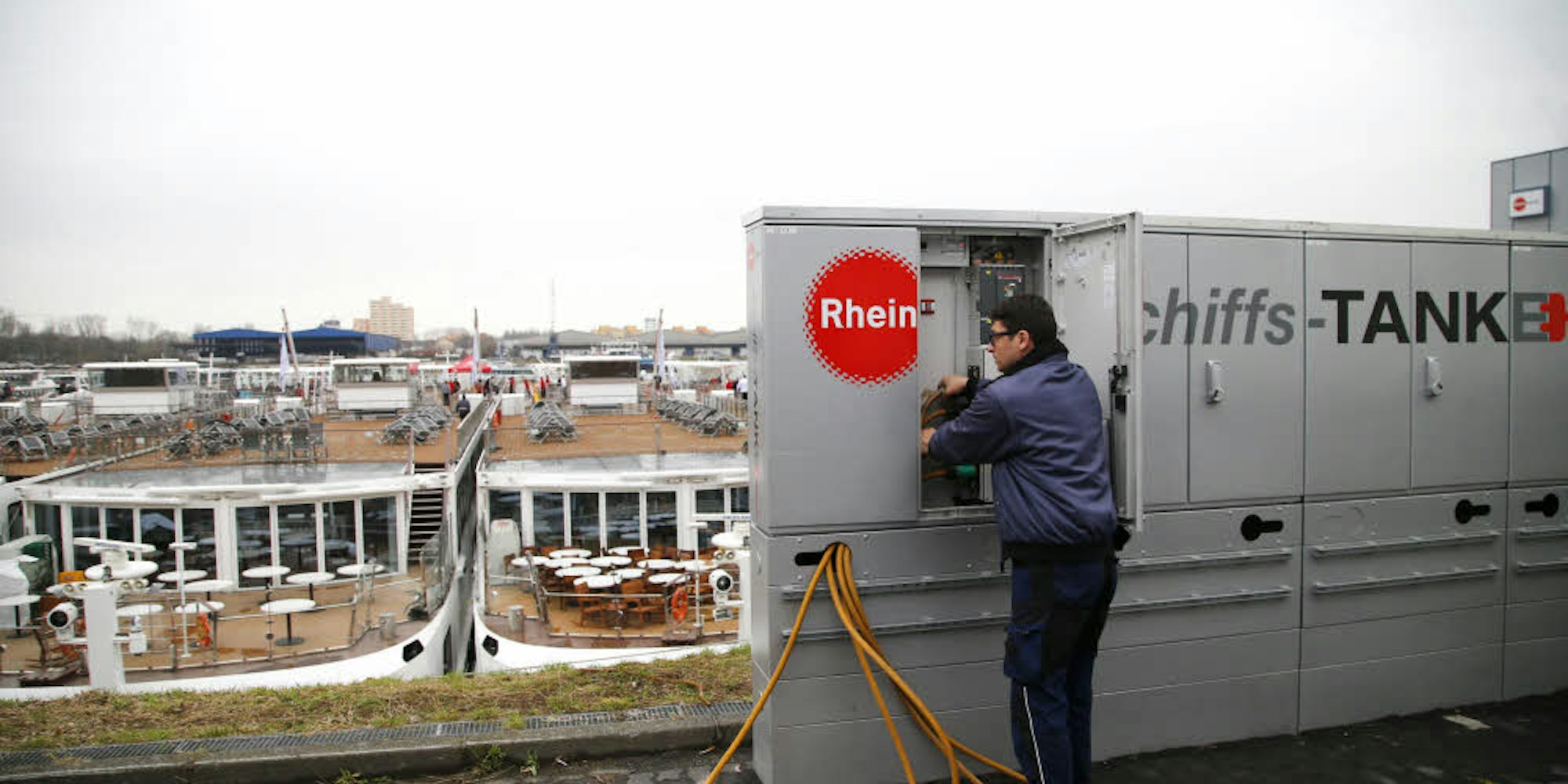 Ein Techniker kontrolliert am Niehler Hafen die Verbindung mit der „Schiffs-Tankstelle“.