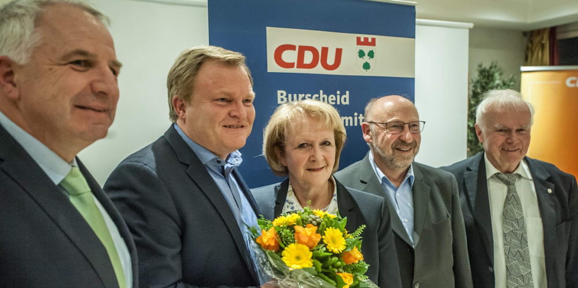 Stefan Caplan (mit Blumenstrauß) soll als CDU-Bewerber eine dritte Amtszeit als Burscheider Bürgermeister bekommen.