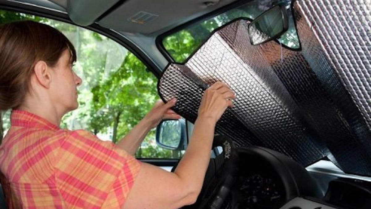 Zu den vorbeugenden Maßnahmen gegen Hitze im Auto zählt, den Wagen nach Möglichkeit im Schatten zu parken oder mit Thermoabdeckungen zu arbeiten.