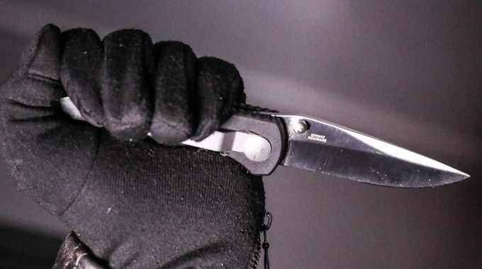 Unbekannter Mann hält Messer ein Messer in der Hand.