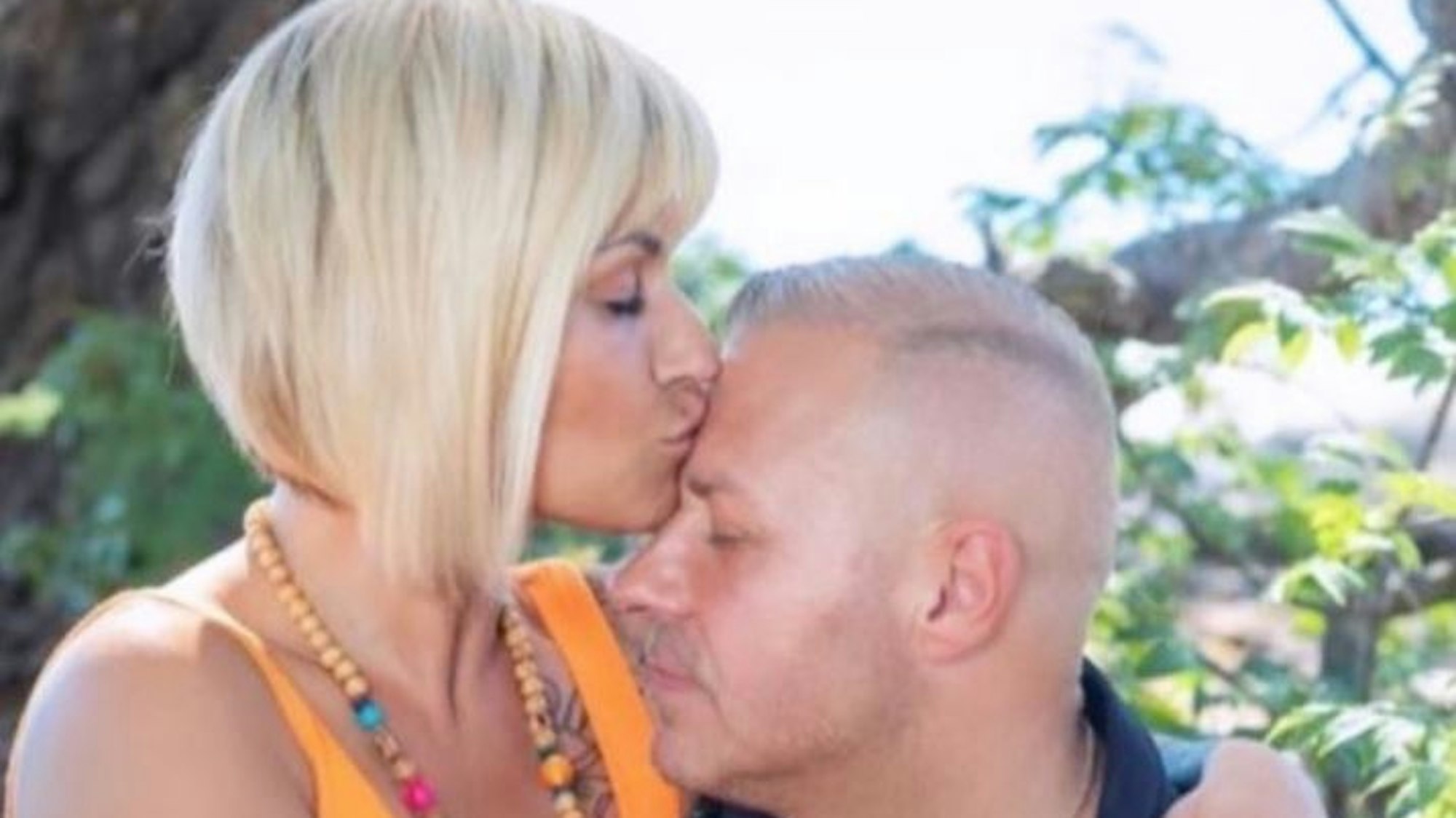 Jasmin Herren küsst ihrem am 20. April 2021 verstorbenen Ehemann Willi Herren die Stirn. Das Foto hatte sie am 30. November 2020 auf ihrem Instagram-Account gepostet.