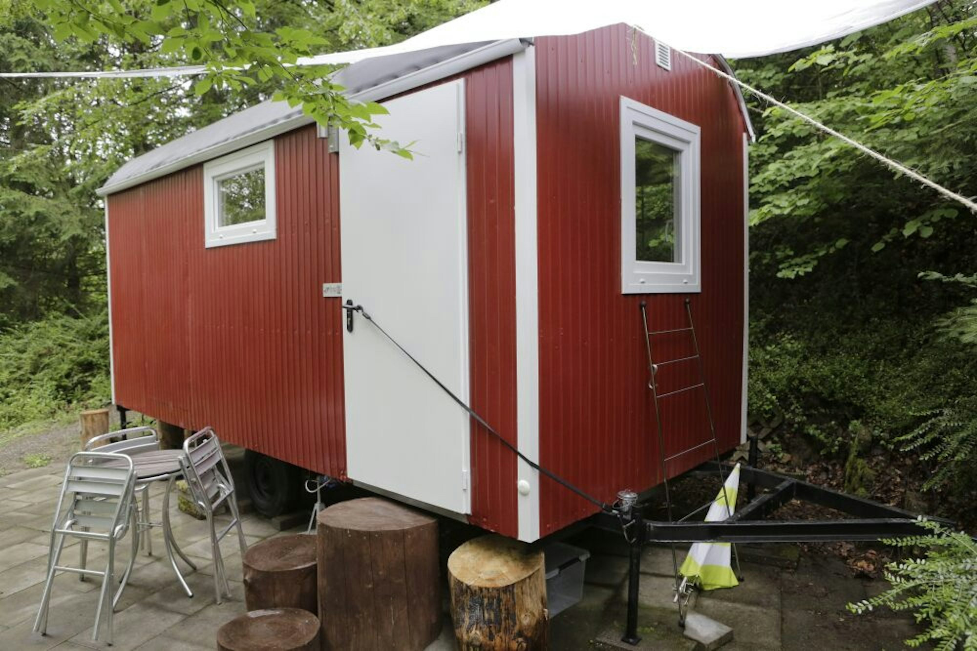Ausprobieren kann man das hüllenlose Camping in Lindlar auch. Dafür hat der Verein Helios einen Bauwagen hergerichtet und Rotkehlchen getauft.