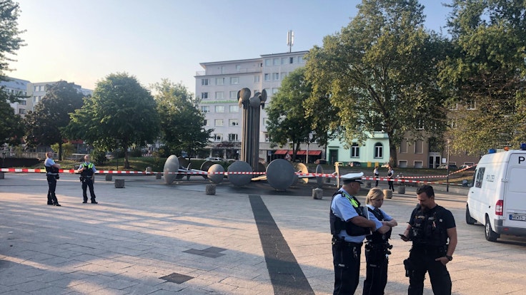 Polizisten sichern einen Tatort am Kölner Ebertplatz.