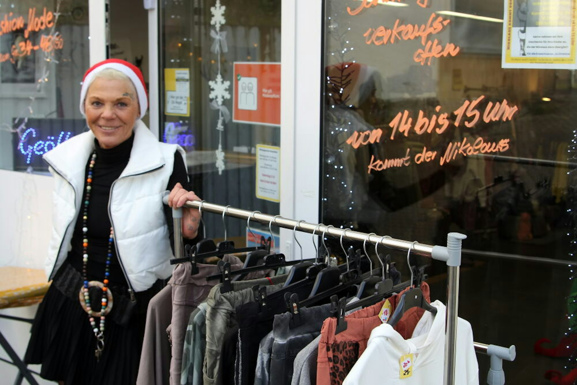 Erst vor fünf Wochen hat Andrea Fuchs (u.l.) ihre Modeboutique an der Stiftsstraße eröffnet.