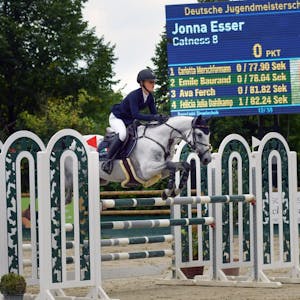 Schnell und fehlerfrei absolvierte Jonna Esser (o.l.) alle vier Umläufe bei den deutschen Jugendmeisterschaften und sicherte sich auf Catness den Titel. Die 14-Jährige trainiert bei der RTG Silberberghof und lebt in Wipperfürth.