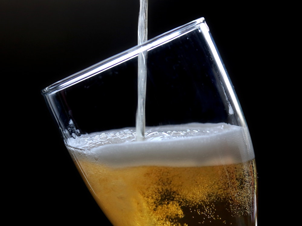 Das undatierte Symbolfoto zeigt ein Glas Bier, das gerade gefüllt wird.