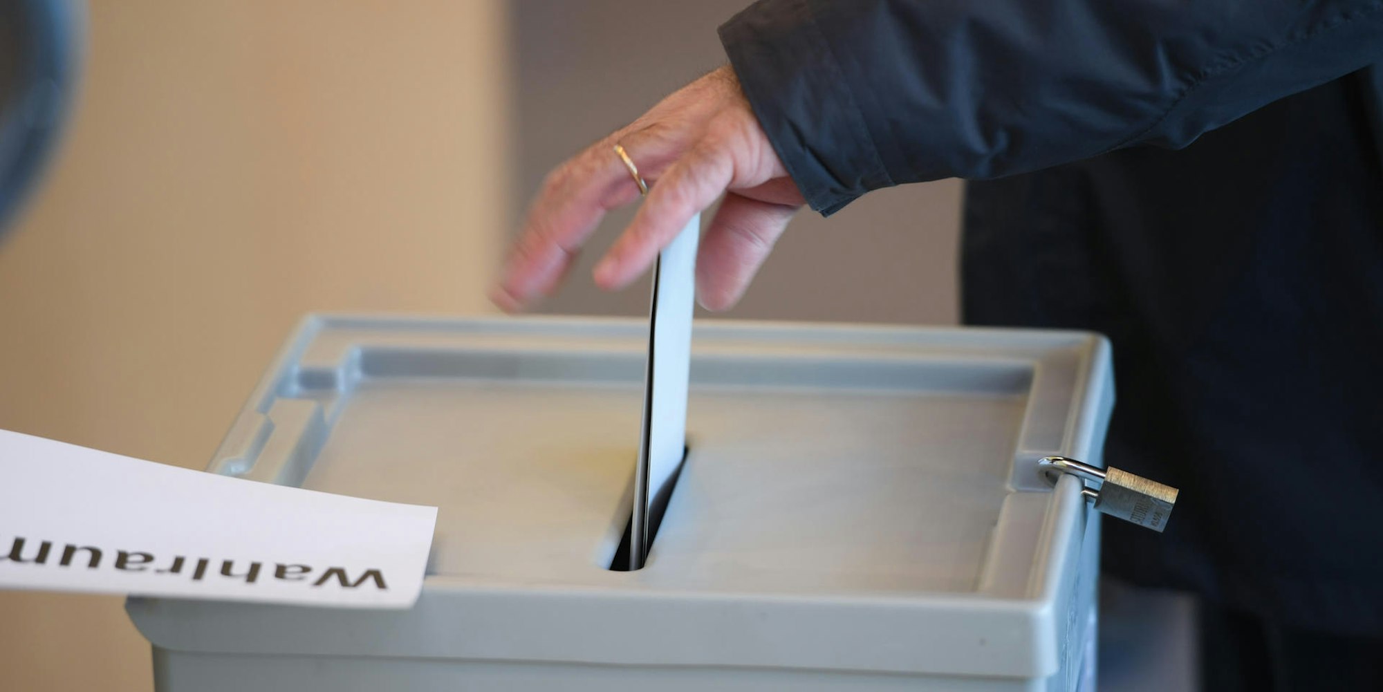 Stimmzettel Wahlurne