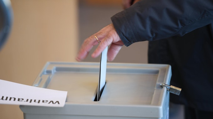 Stimmzettel Wahlurne
