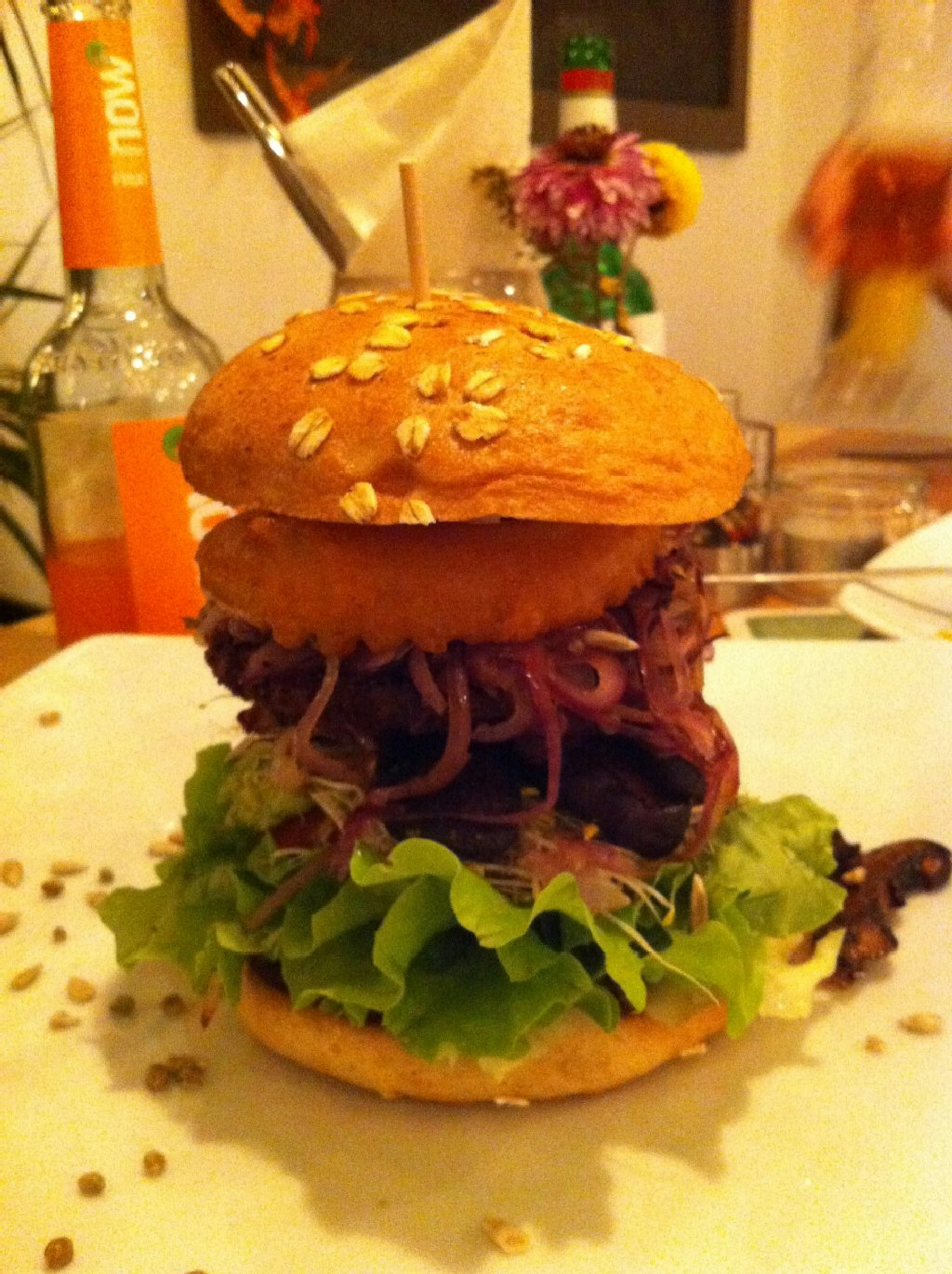 Vegan durch und durch - dieser Burger ist nicht nur optisch ein Genuss, sondern auch leckerer als viele seiner Kollegen mit Fleisch.