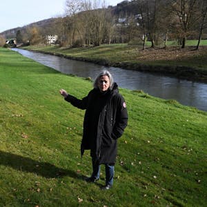 Wenige Schritte von der Sülz entfernt wohnt Petra Lasar mit ihrem Ehemann Ekkehard Zimmermann im Rösrather Ortsteil Lehmbach. Bei jedem Starkregen beobachtet sie ängstlich den Fluss.