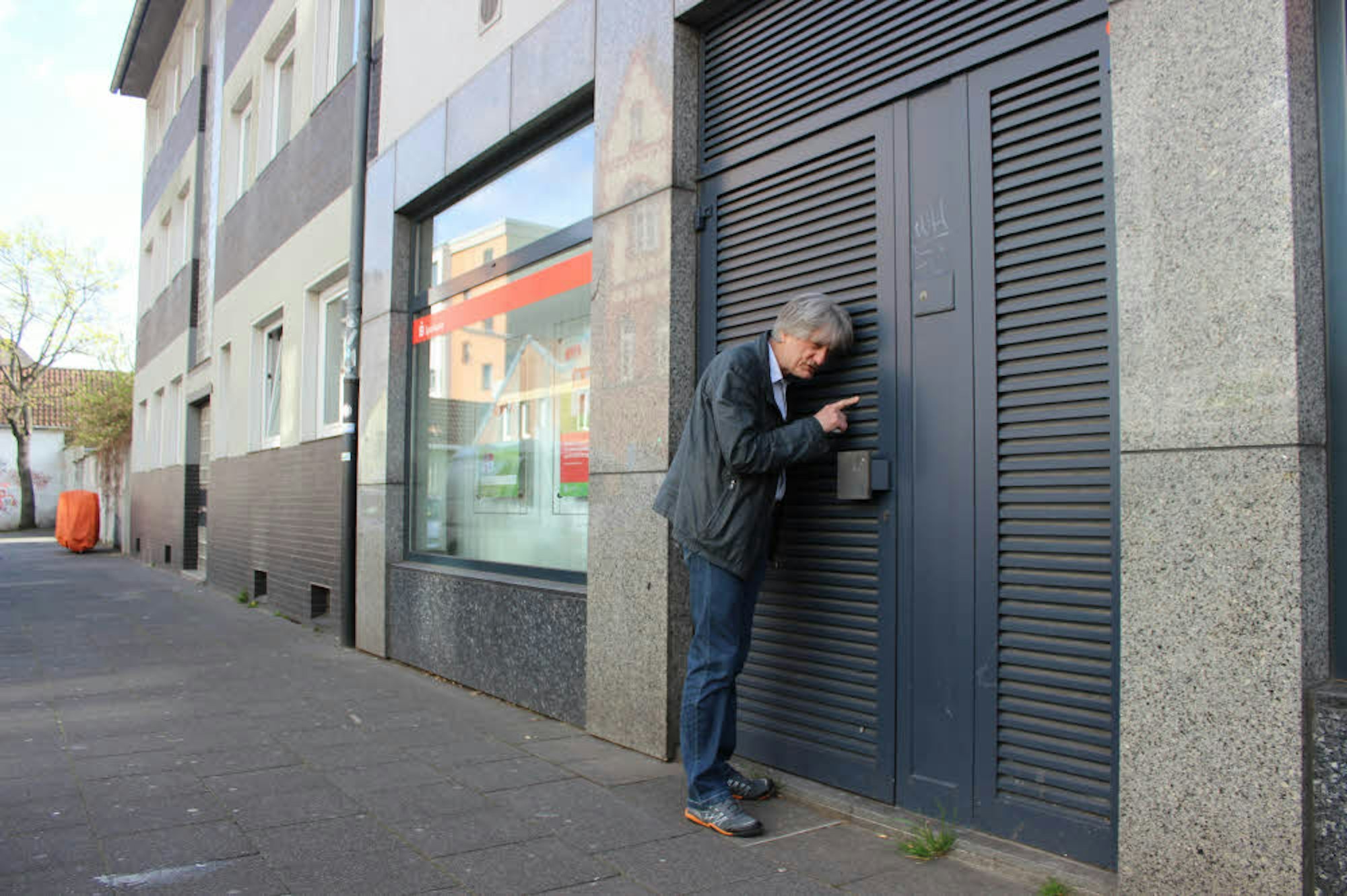 Friedrich Kautz am Traforaum neben seinem Gebäude
