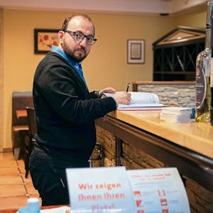 In der Gastronomie, hier Stefan Koutis, Geschäftsführer des Restaurants Poseidon in Euskirchen, ist die Stimmungslage deutlich schlechter als in anderen Branchen, etwa dem Baugewerbe.