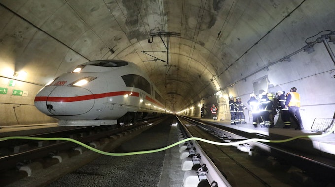 20221030-rkl-ice-notfalluebung-tunnel-windhagen-004