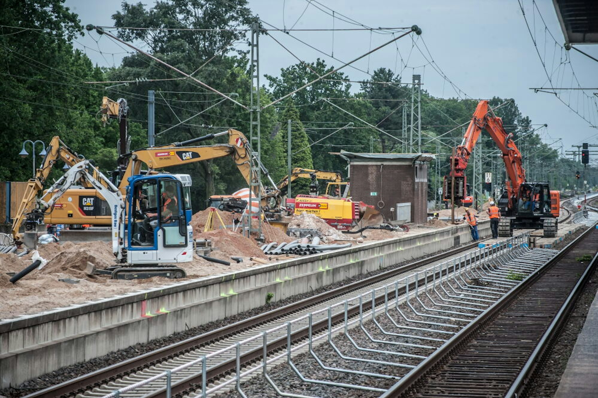 Die Arbeiten an den Bahnsteigen müssen bis zum Ende der Sommerferien abgeschlossen sein. Die Strecke ist jetzt gesperrt.