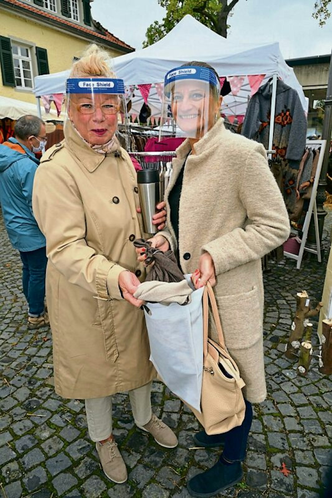 Shopping-Freude der Besucherinnen Elisabeth Zilm und Karin Sklortsk.