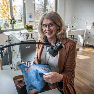 Näherin mit Leib und Seele: Sabine Strippel hat ihr eigenes Geschäfts in Opladen eröffnet.