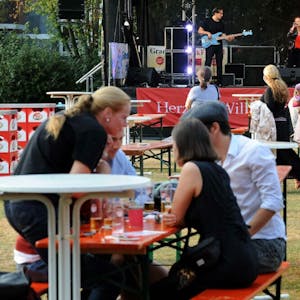 Die Band Monkey Maze eröffnete am Freitagabend das Bühnenprogramm beim dreitägigen Grammo-Festival im Leichlinger Stadtpark.