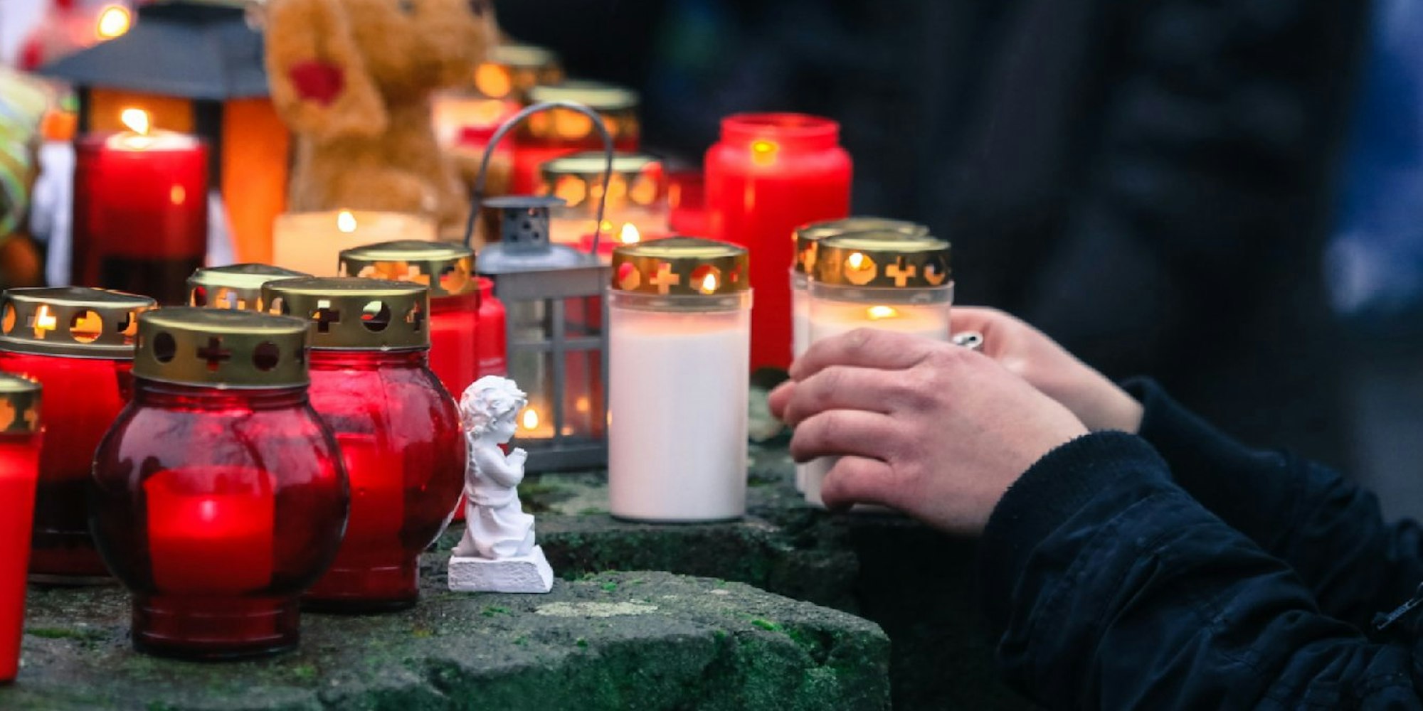 Am Pariser Platz in Chorweiler trauerten mehr als 200 Menschen um Lea-Sofie.