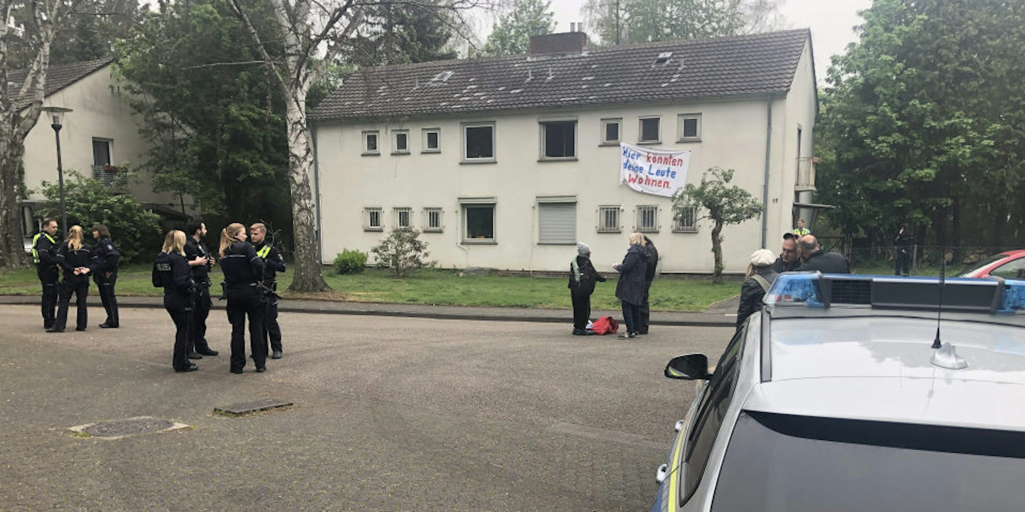 Aktivisten der Sozialistischen Selbsthilfe Mülheim (SSM) besetzten am 1. Mai 2019 leerstehende Häuser in Ossendorf.