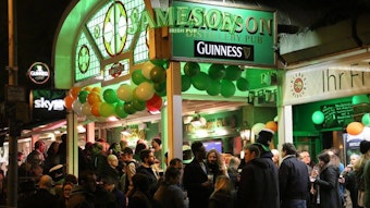 Menschen stehen vor dem Irish Pub Jameson in der Kölner Innenstadt.