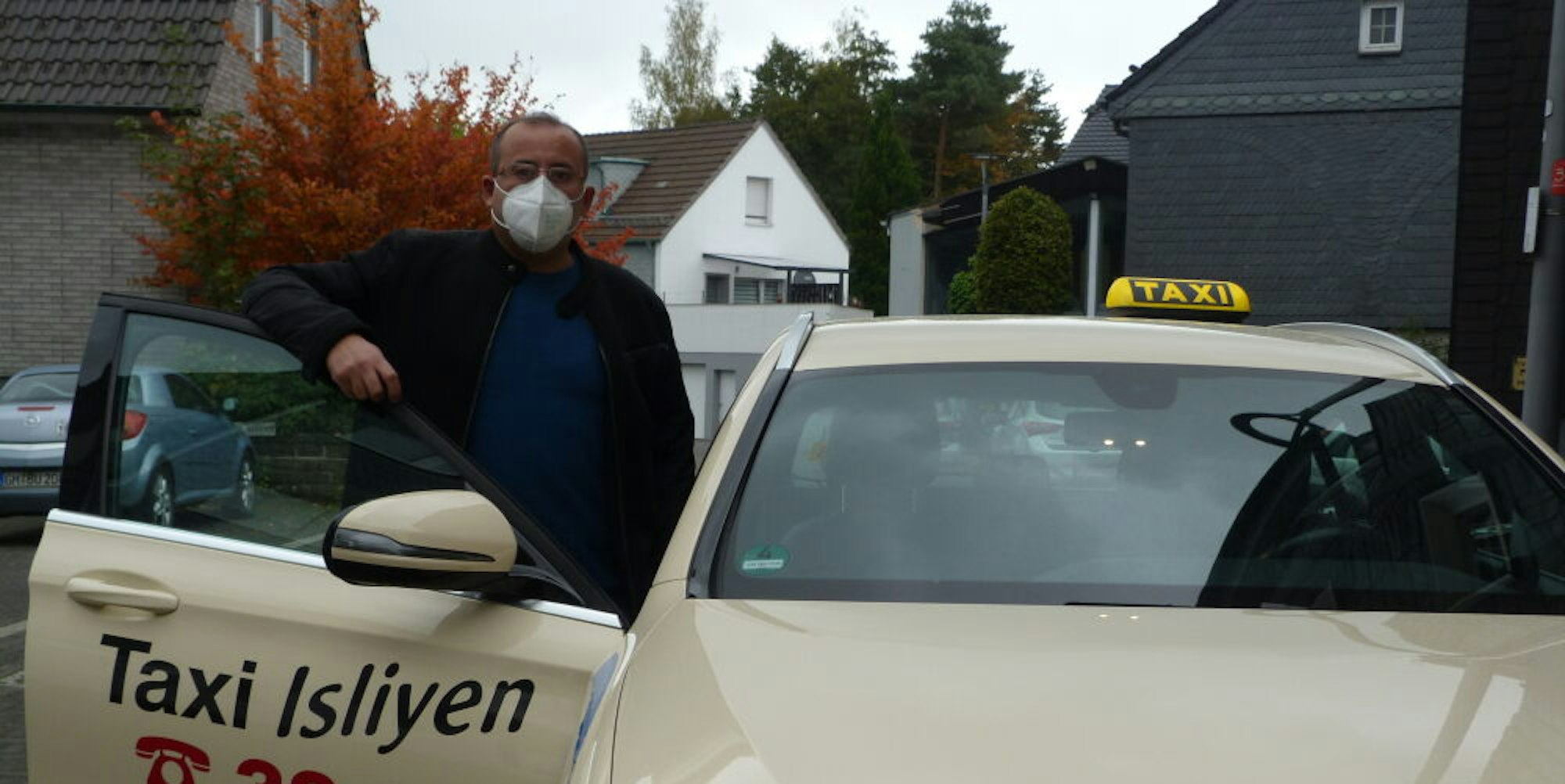 Muharrem Isliyen ist Taxiunternehmer in Wipperfürth, sitzt aber auch selbst am Steuer.