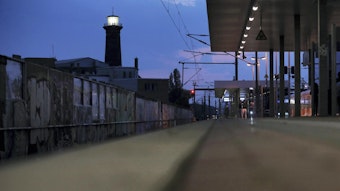 Bahnhof Ehrenfeld in Köln bei Nacht.