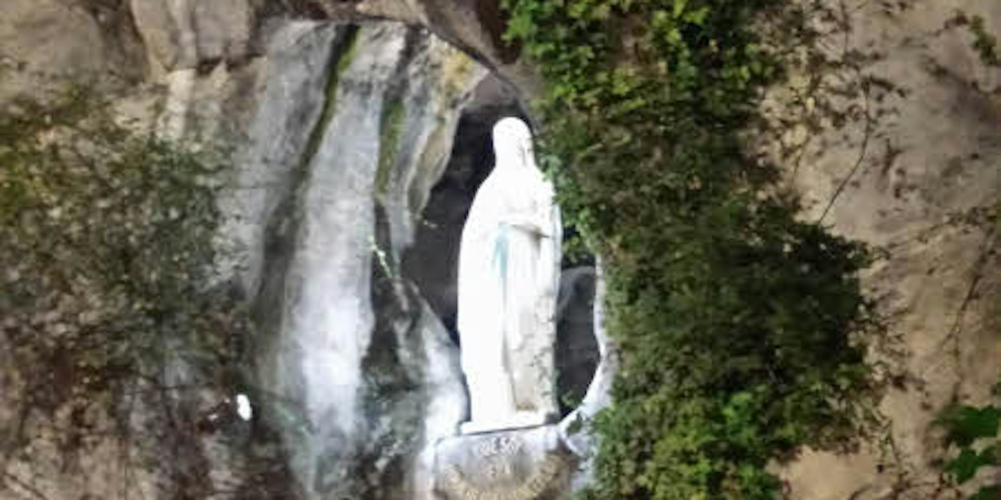 Jährlich pilgern viele Tausende Menschen nach Lourdes, um die Grotte der Heiligen Jungfrau Maria zu besuchen, die dort erschienen sein soll.