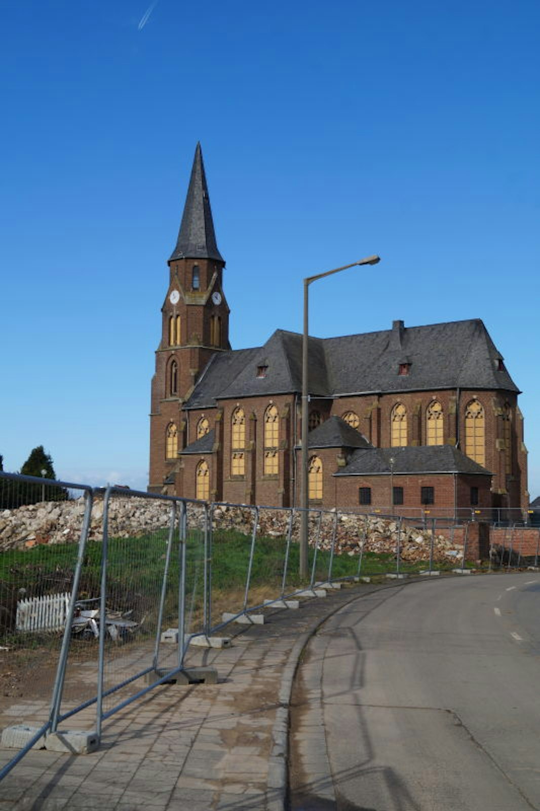 Die Protestbewegung rund um den Hambacher Wald hat aber angekündigt, die „Zerstörung“ der Kirche aufhalten zu wollen.