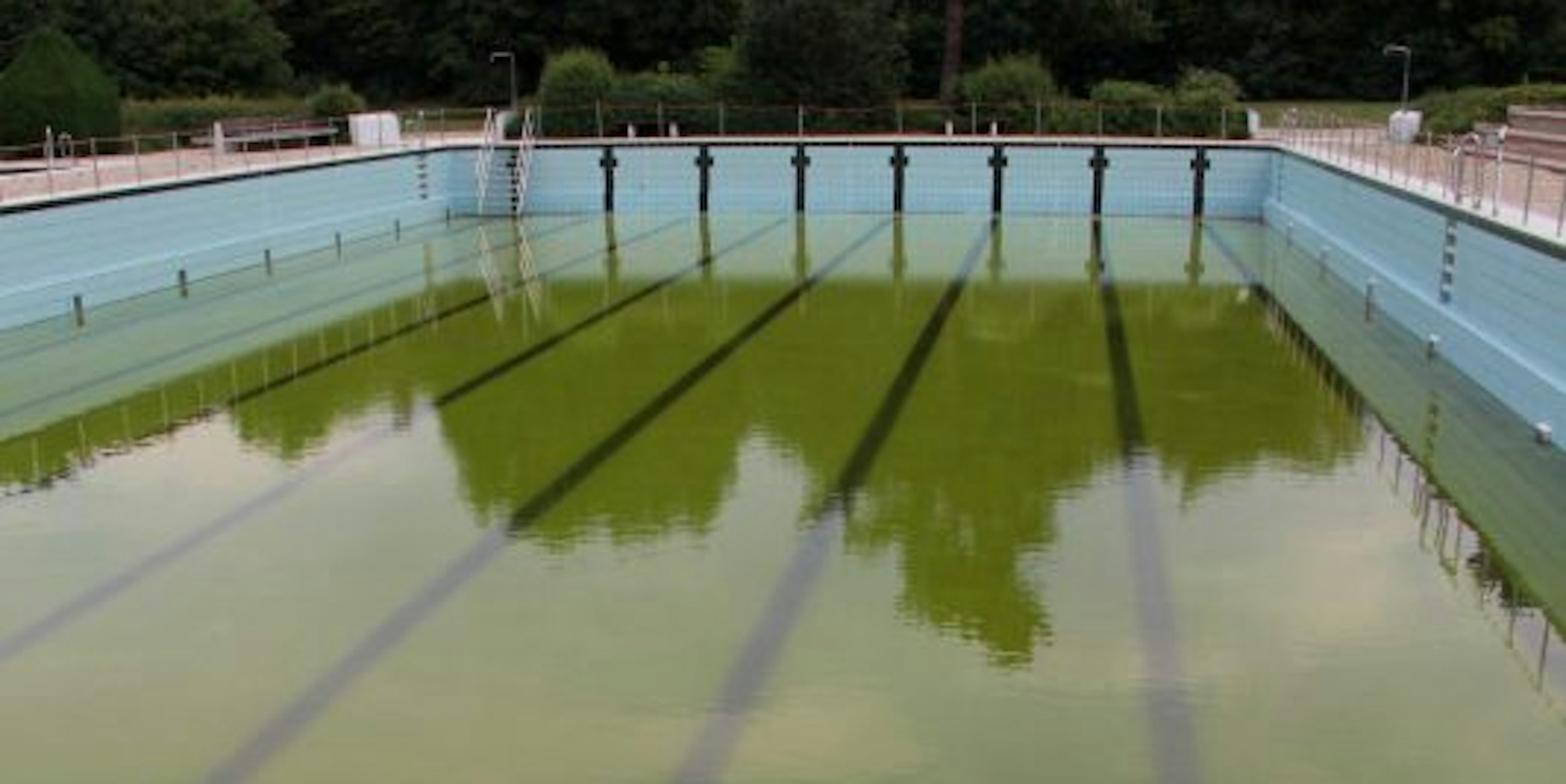 Trübes Wasser im Schwimmerbecken zeigt, dass immer noch keine Filteranlage in Betrieb ist.