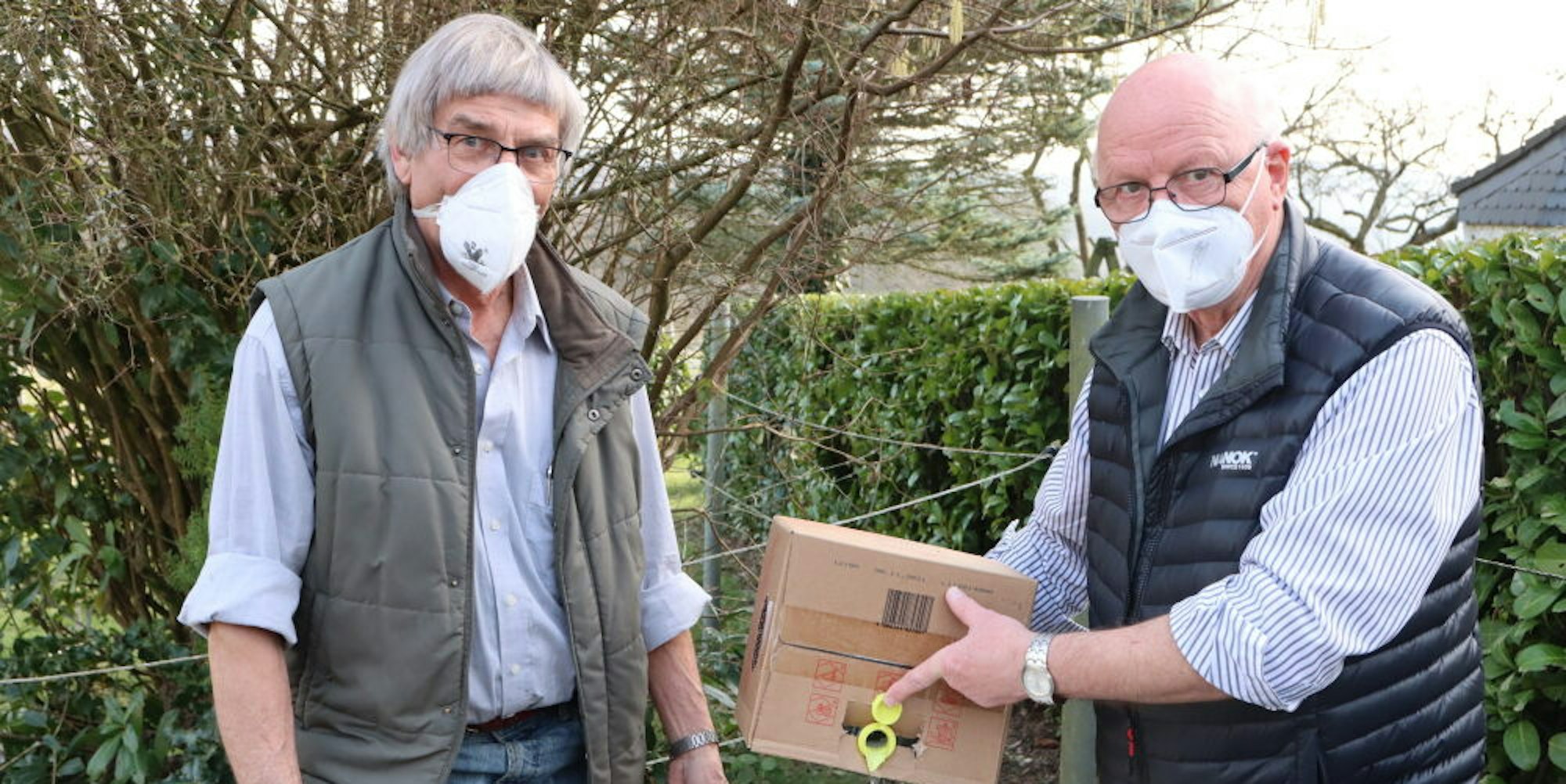 Die Imker Hans Rahn und Dietmar Ruland warnen vor Bienenfütterung mit Zuckerwasser.