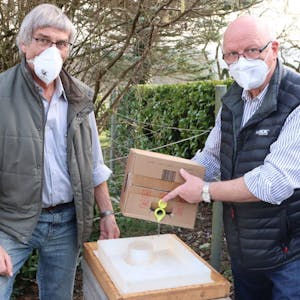Die Imker Hans Rahn und Dietmar Ruland warnen vor Bienenfütterung mit Zuckerwasser.