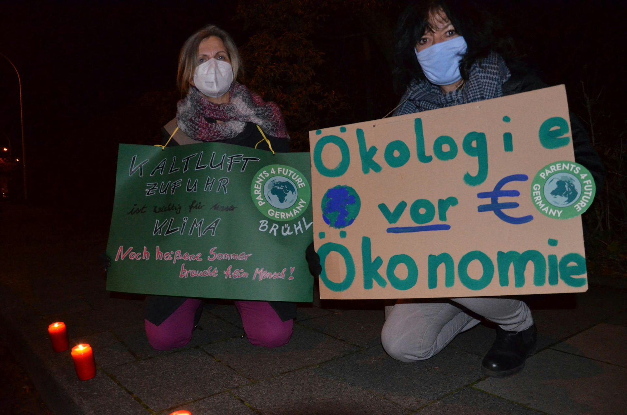 Mit Plakaten protestierten Bürger vor der Sitzung des Stadtrats gegen den Bau des Heider-Bergsee-Campus.