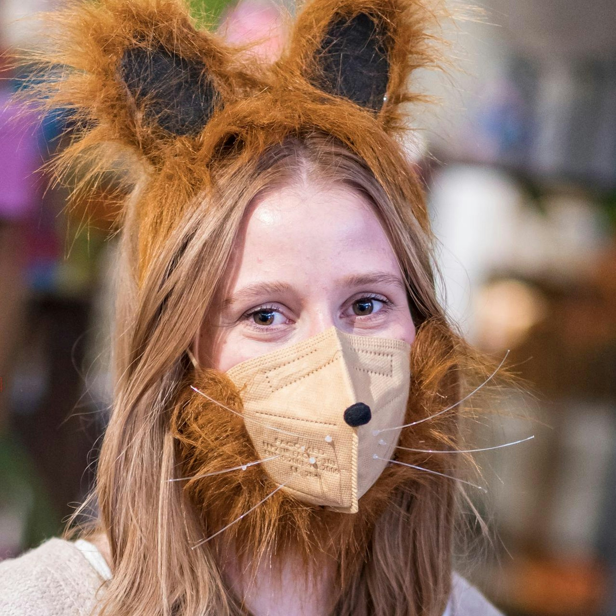 Annika Müller mit Teddybär-Maske und -Ohren.