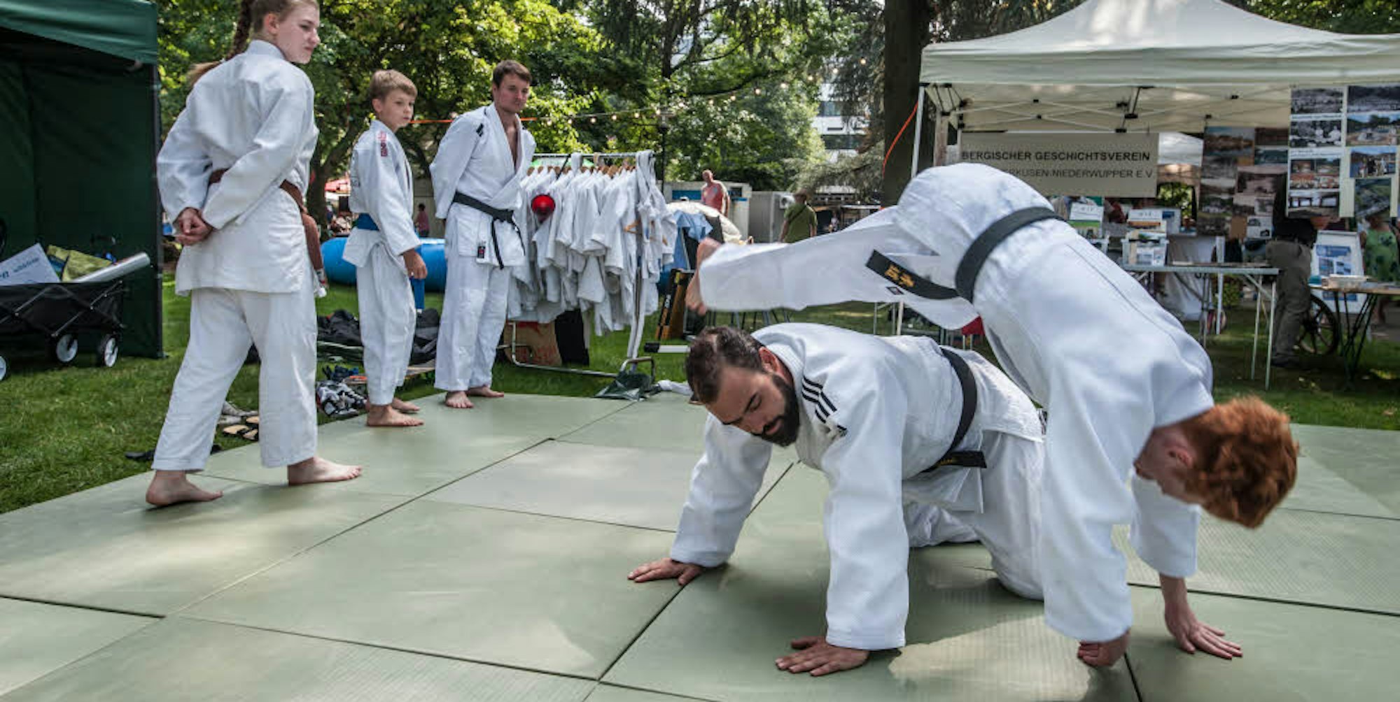 Der Leichlinger Judo-Sport-Club hatte beim Vereinstag im Stadtpark Übungsmatten ausgelegt, um Griffe und Würfe demonstrieren zu können.