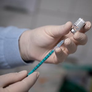 Arzt füllt Spritze mit Impfstoff