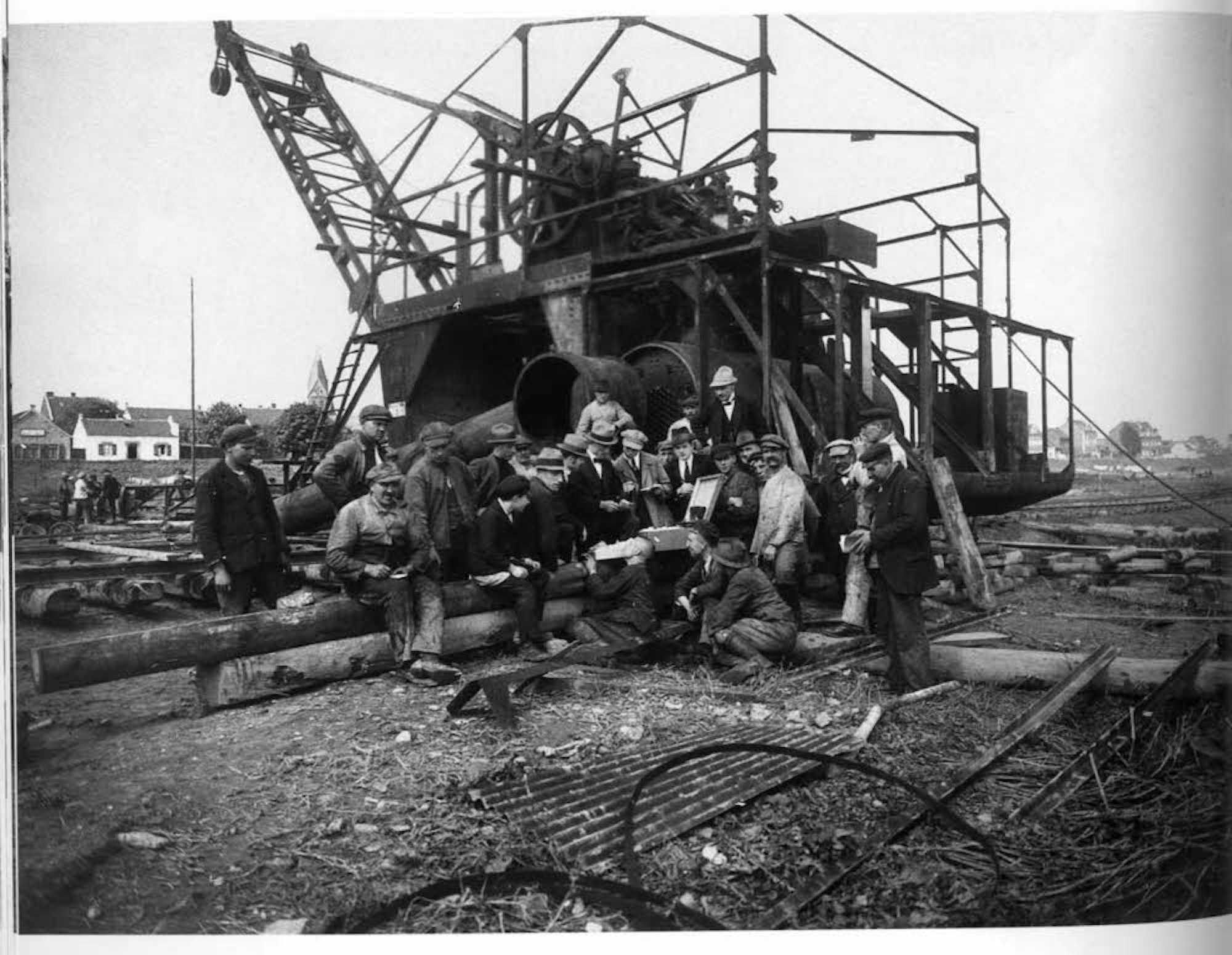 Auf einer Baustelle im Niehler Hafen bekommen Arbeiter in den 1920er Jahren ihren Lohn aus dem Koffer ausbezahlt. 