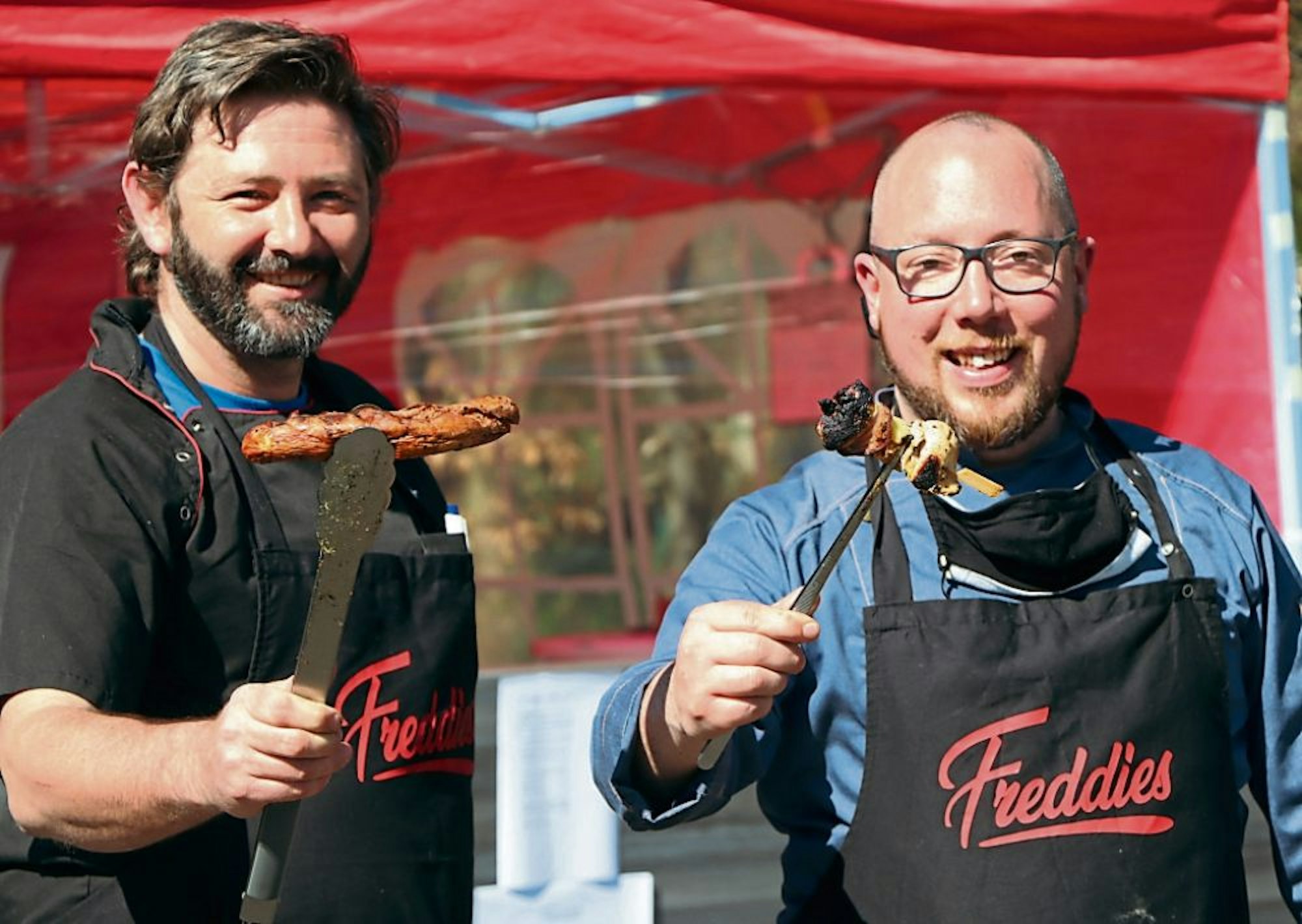 Sebastian Banisch (l.) und Frederik Pakoßnick sind die Geschäftsführer des Restaurants Freddies an der Anlage des TC Gleuel.