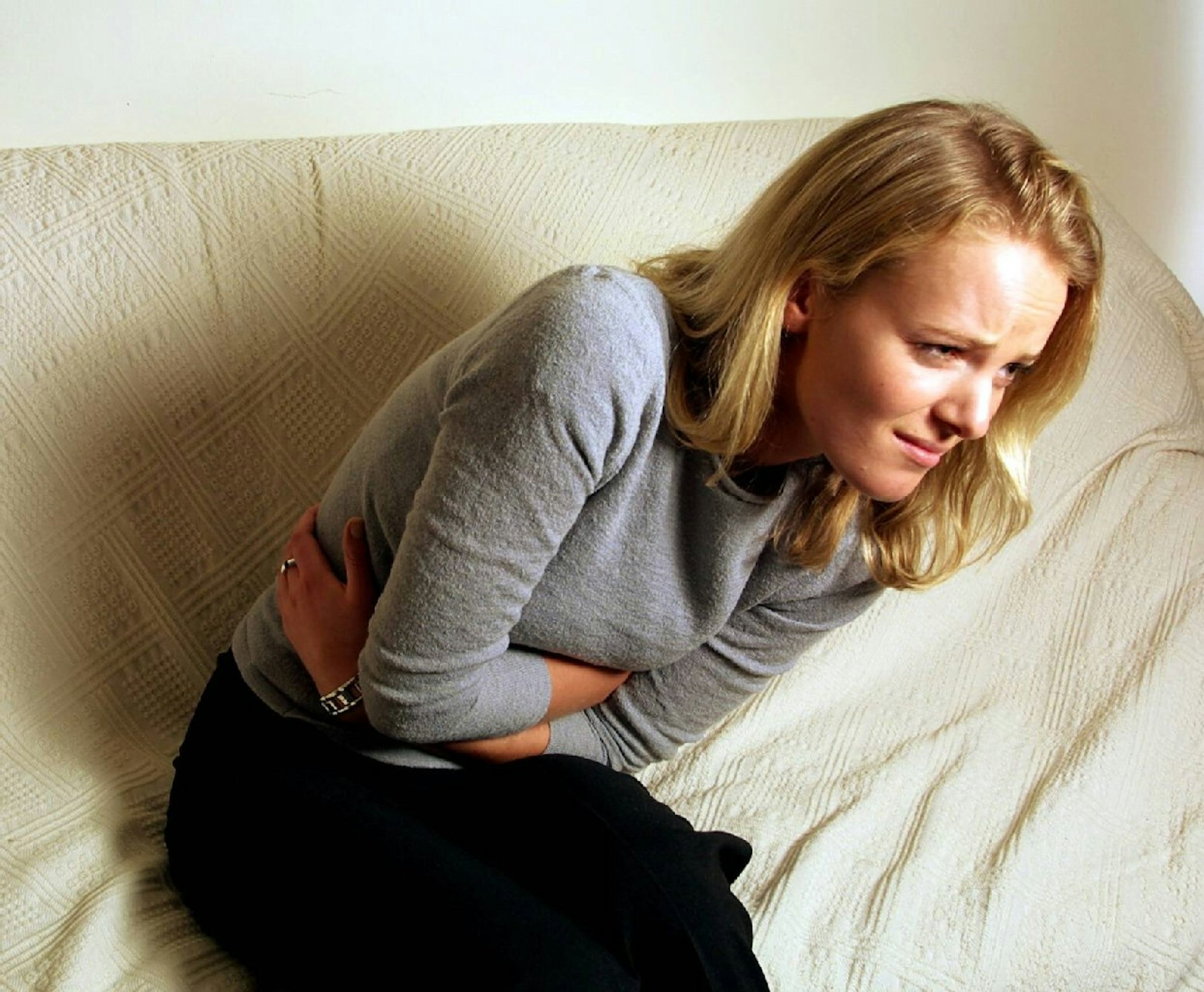 Magenschmerzen, Völlegefühl oder ein aufgeblähter Bauch können auf eine Magenschleimhautentzündung hindeuten.